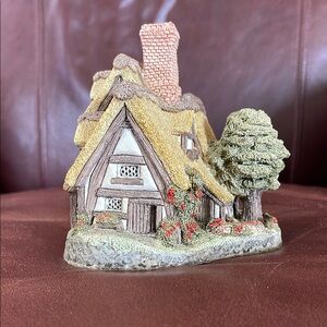 Charming David Winter Cottage Figurine “Pilgrims Rest” ,1983 with Floral Details